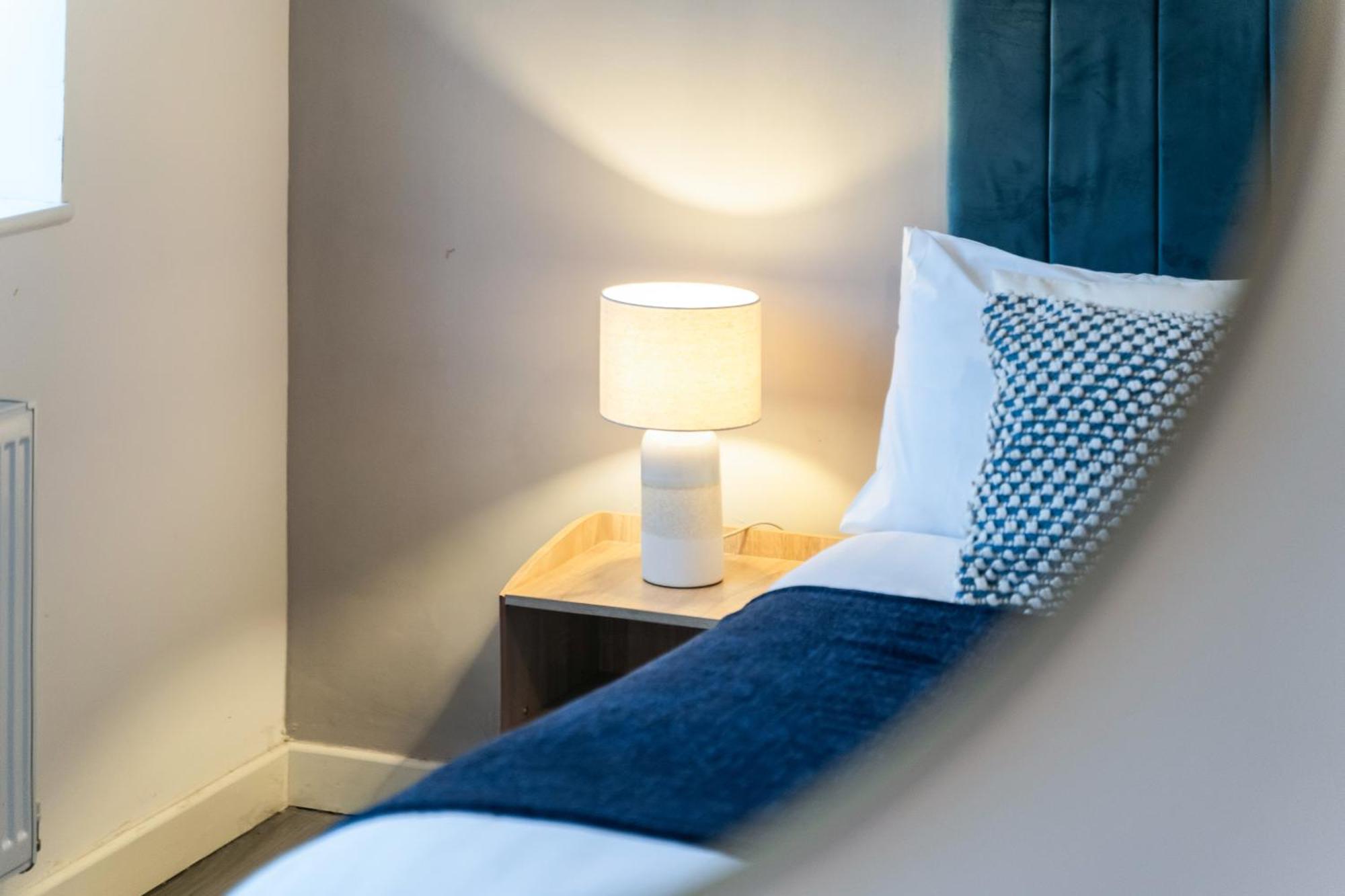 Stylish New Apartment - Free Wifi & Netflix - Top Rated - 3Mh Cradley Heath Bagian luar foto