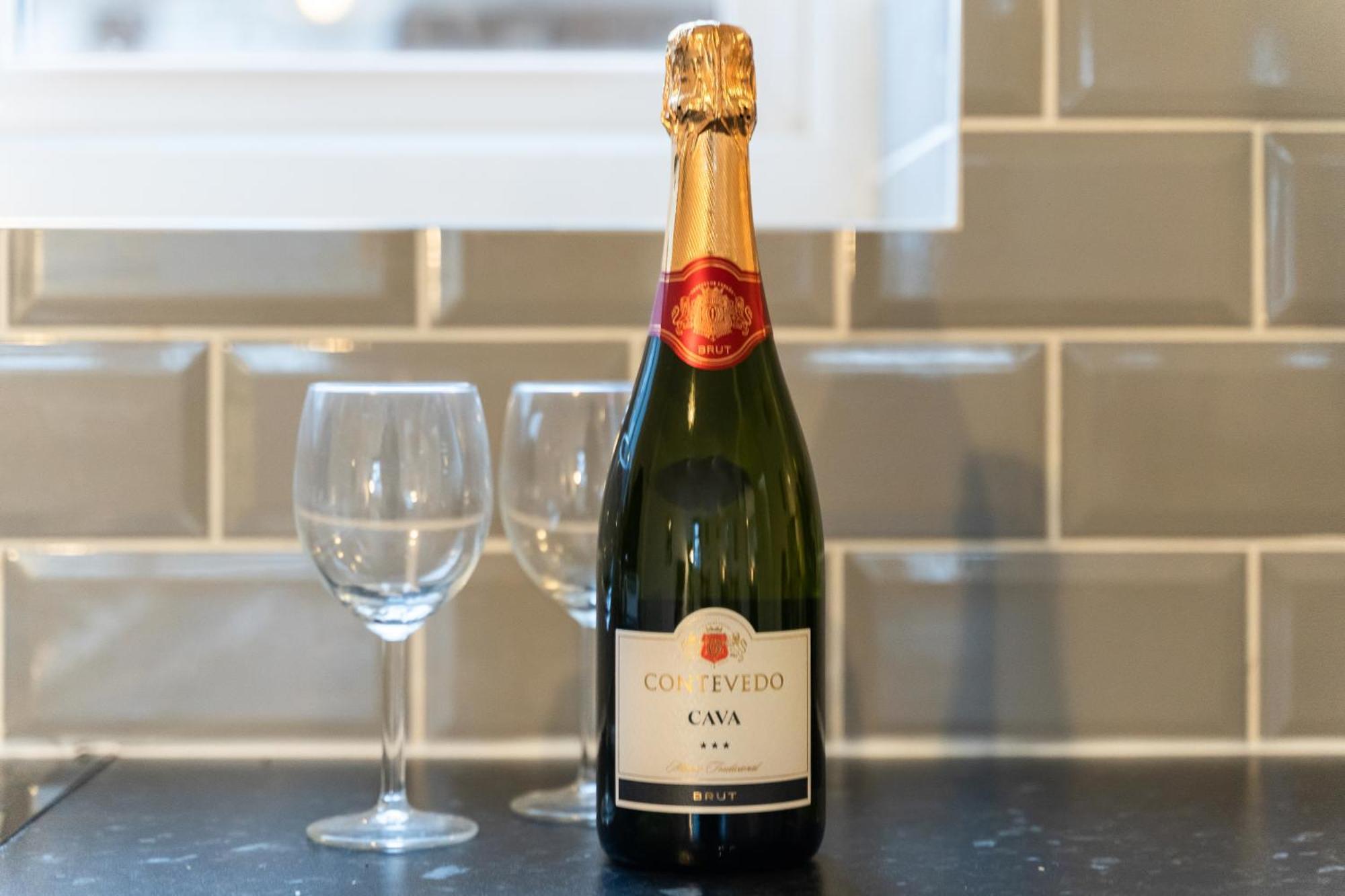Stylish New Apartment - Free Wifi & Netflix - Top Rated - 3Mh Cradley Heath Bagian luar foto