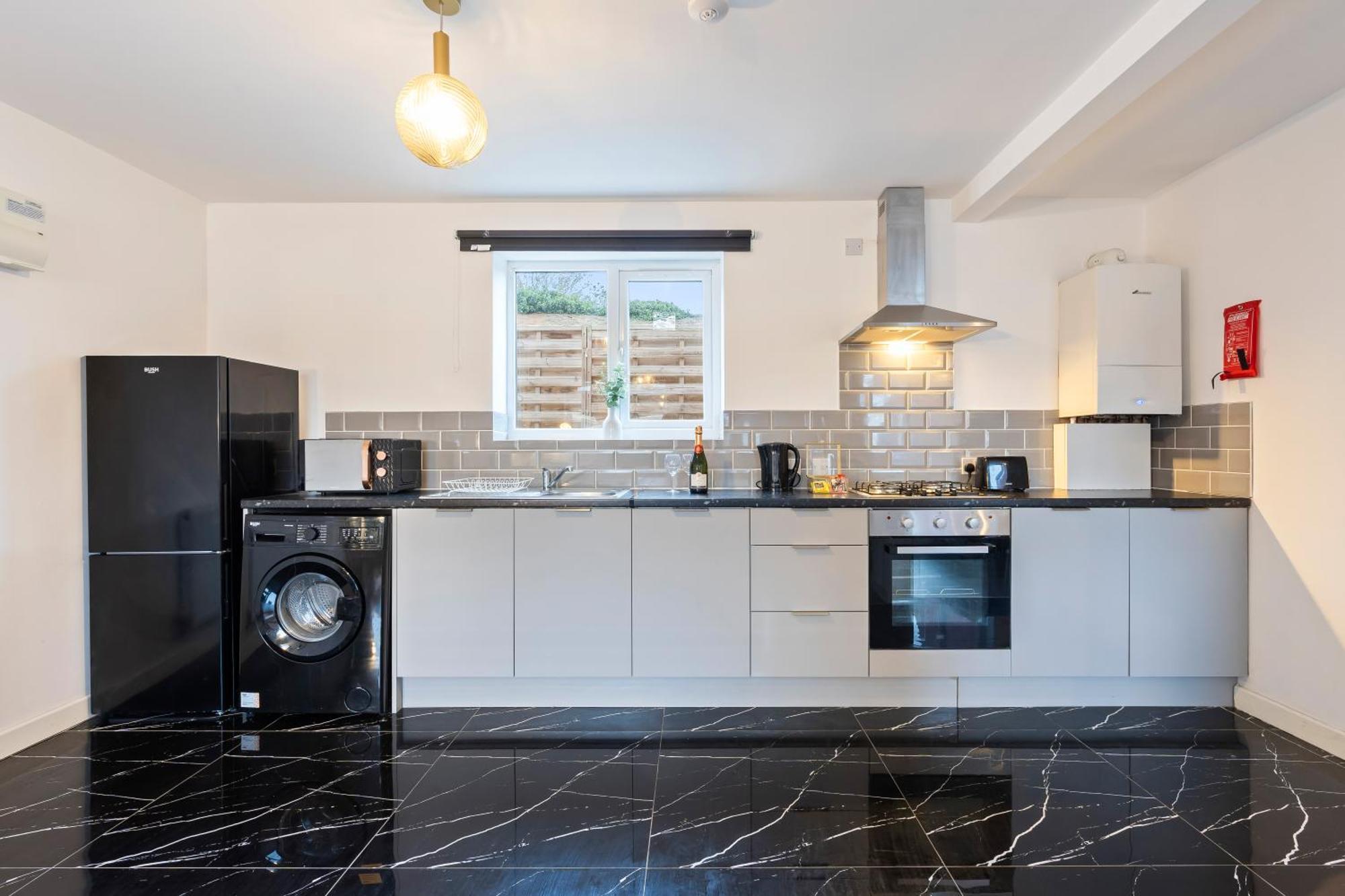 Stylish New Apartment - Free Wifi & Netflix - Top Rated - 3Mh Cradley Heath Bagian luar foto