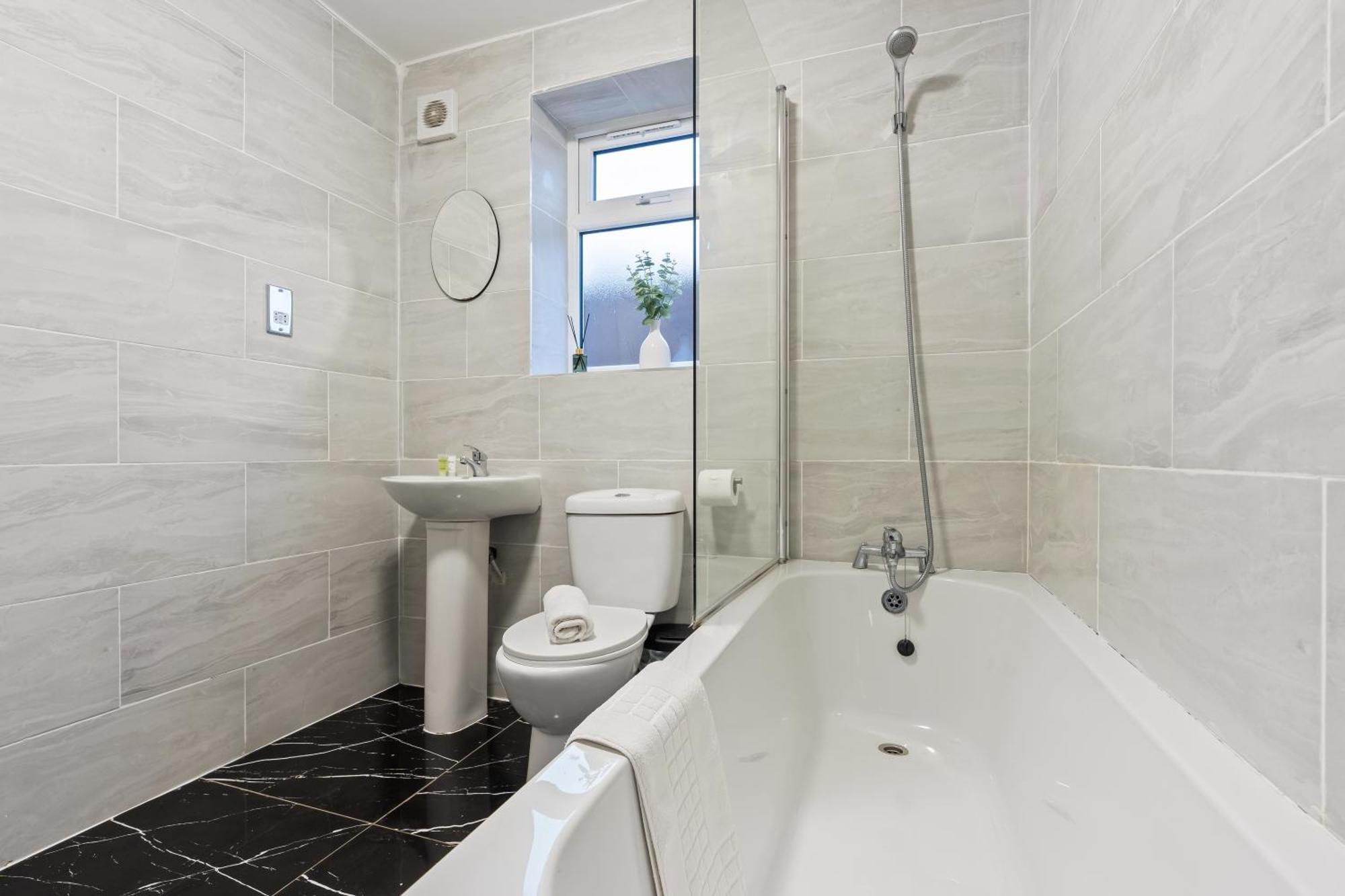 Stylish New Apartment - Free Wifi & Netflix - Top Rated - 3Mh Cradley Heath Bagian luar foto