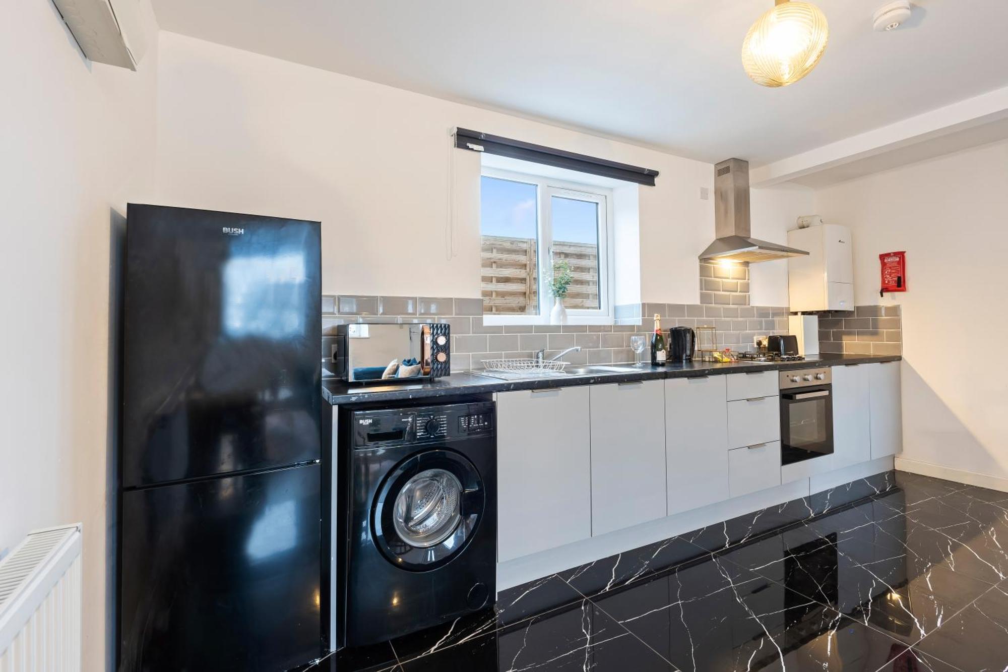 Stylish New Apartment - Free Wifi & Netflix - Top Rated - 3Mh Cradley Heath Bagian luar foto